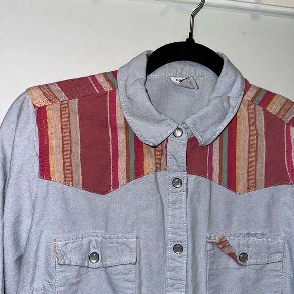 Women's Forever 21 Button Down Shirt M Blue Multi-color Aztec Denim pearl snap - Picture 2 of 8